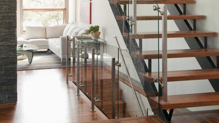 escalier-design-deoit-bois-marches-rampe-garde-corps-verre