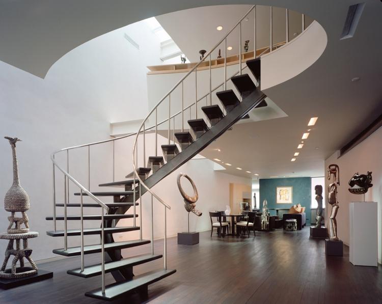 escalier-design-marches-métal-rampe-métal-gris-sol-parquet