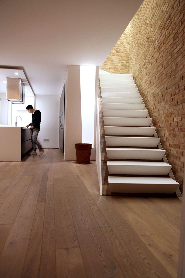 escalier-design-minimaliste-droit-blanc-mur-brique-étages