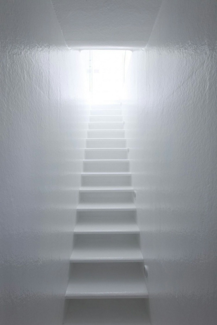 escalier-design-minimaliste-long-étroit-corridor-blanc escalier design minimaliste