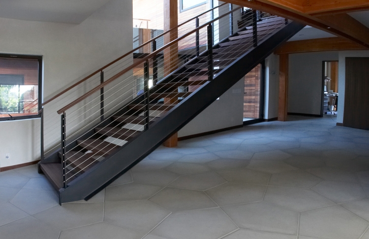 escalier-droit-carrelage-sol-carreaux-pentagonaux-béton
