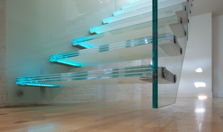 escalier-droit-marches-suspendues-verre-éclairage-LED