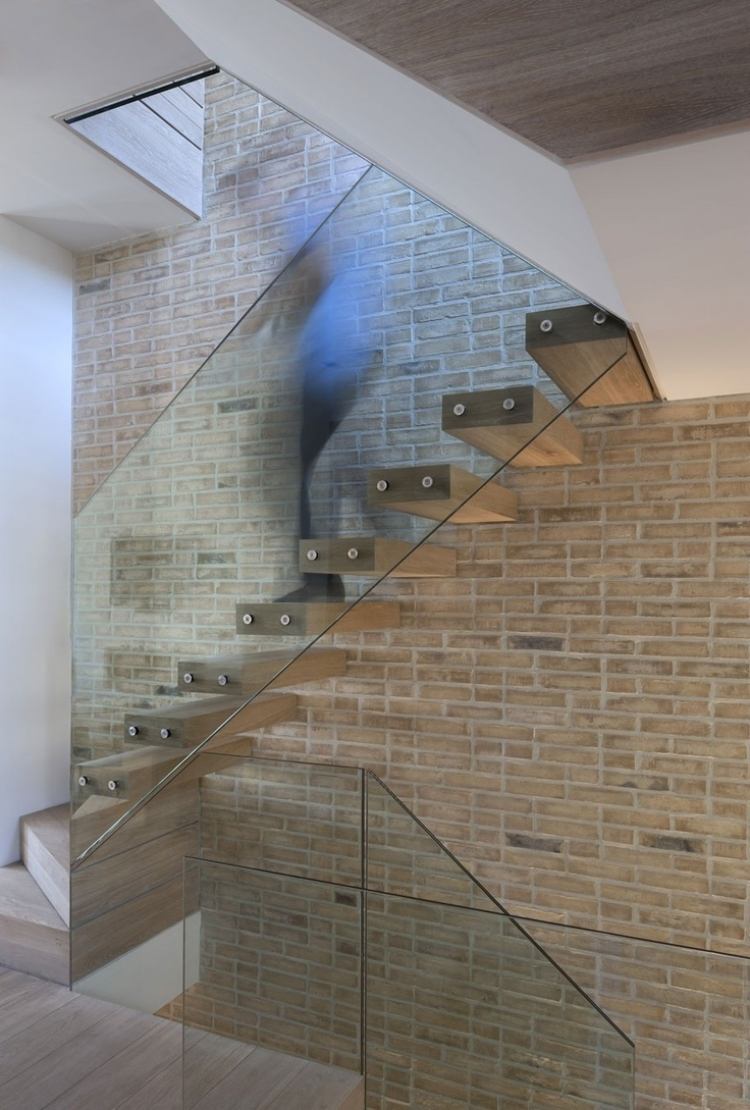escalier-départ-tournant-marches-suspendues-bois-mur-brique