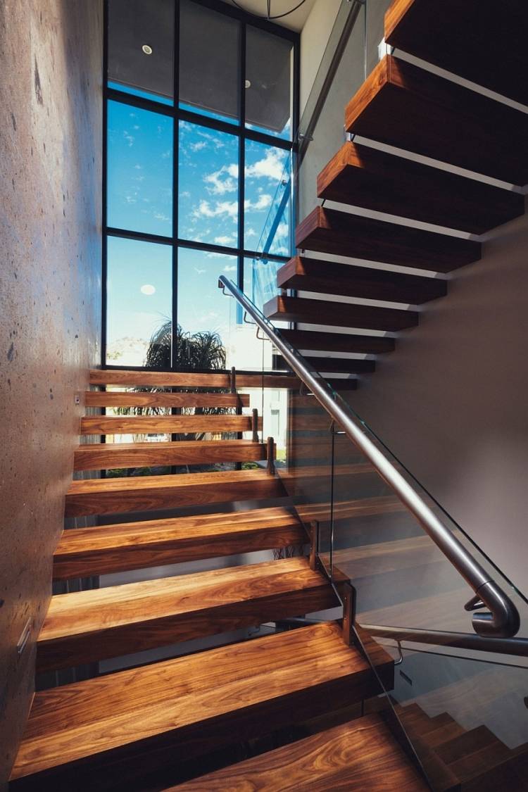 escalier-suspendu-bois-massif-rampe-verre-main-courante-métal