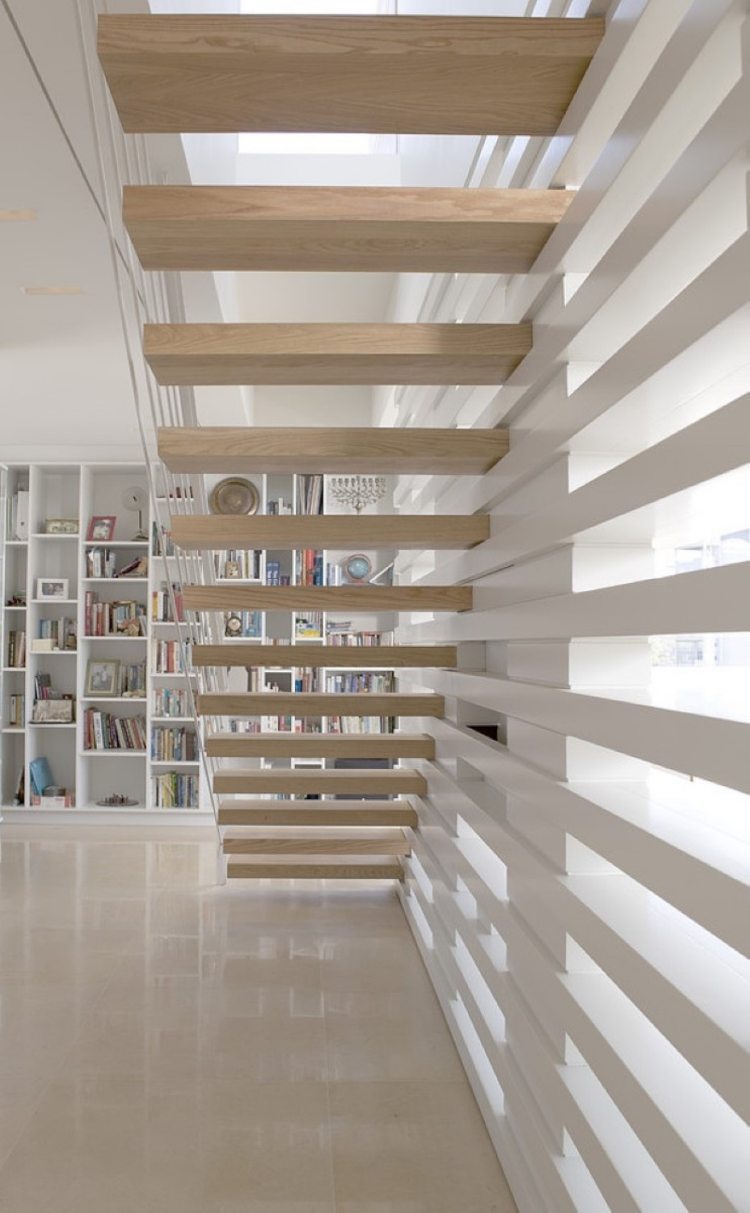 escalier suspendu bois naturel clair intérieur blanc