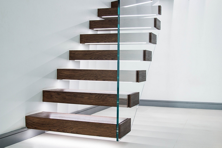 escalier suspendu design avec marches en bois massif et rampe en verre