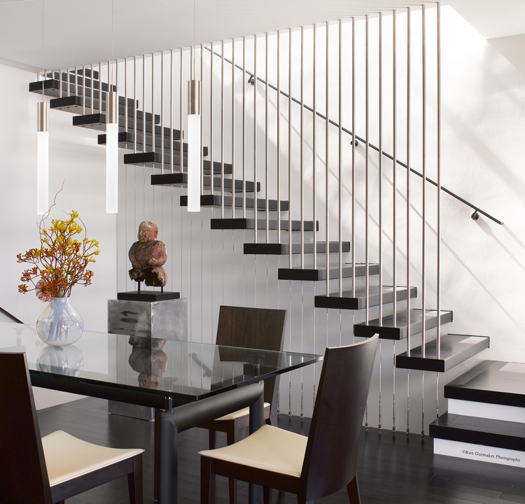 escalier suspendu design moderne avec main-courante et garde-corps acier