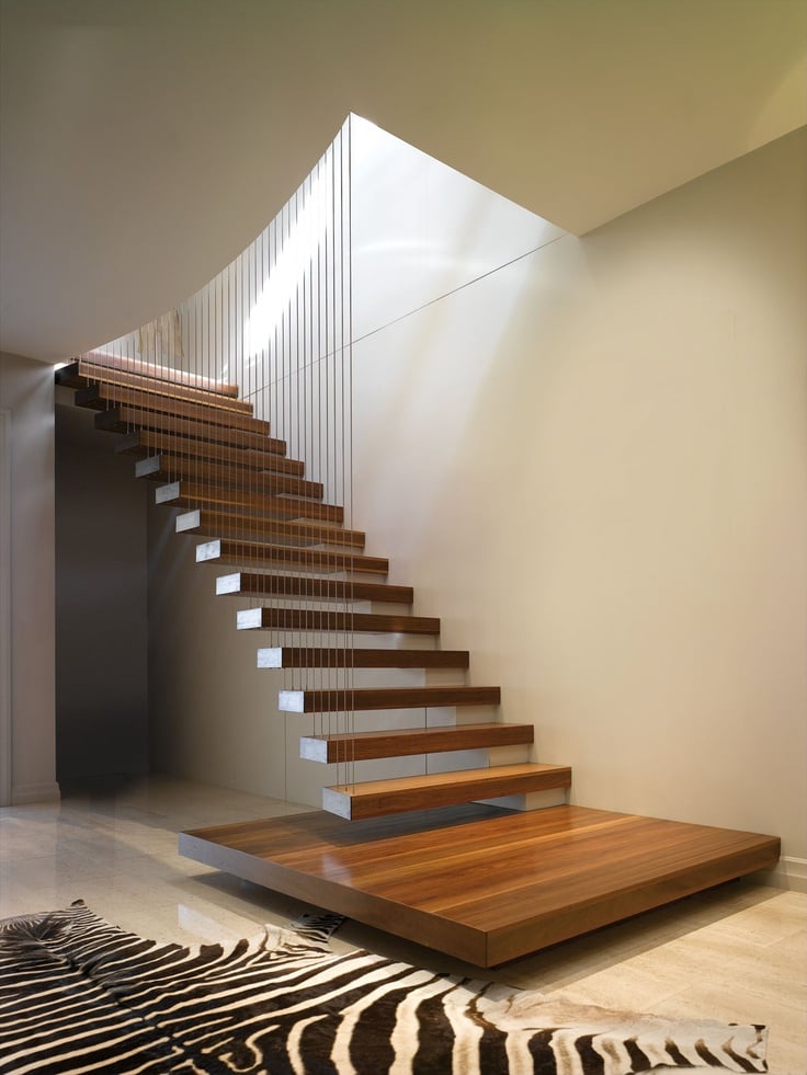 escalier suspendu de design moderne à marches flottantes et câblage