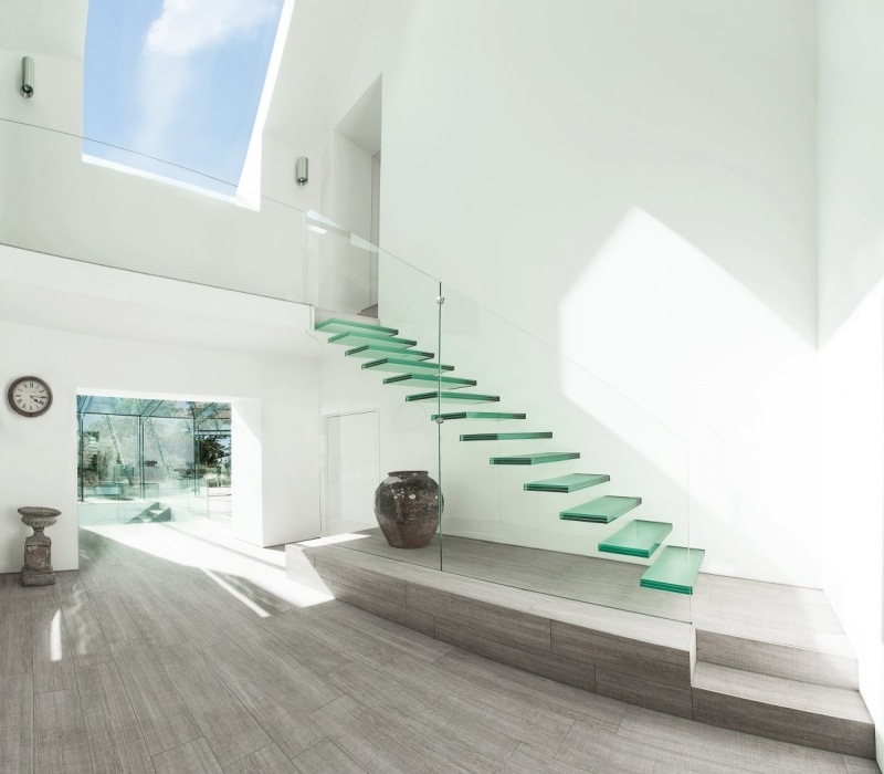 escalier-suspendu-droit-marches-flottantes-verre-murs-blancs