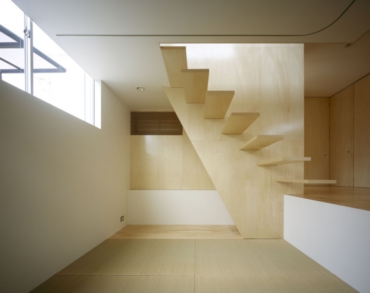 escalier-suspendu-marches-bois-clair-revêtement-mural