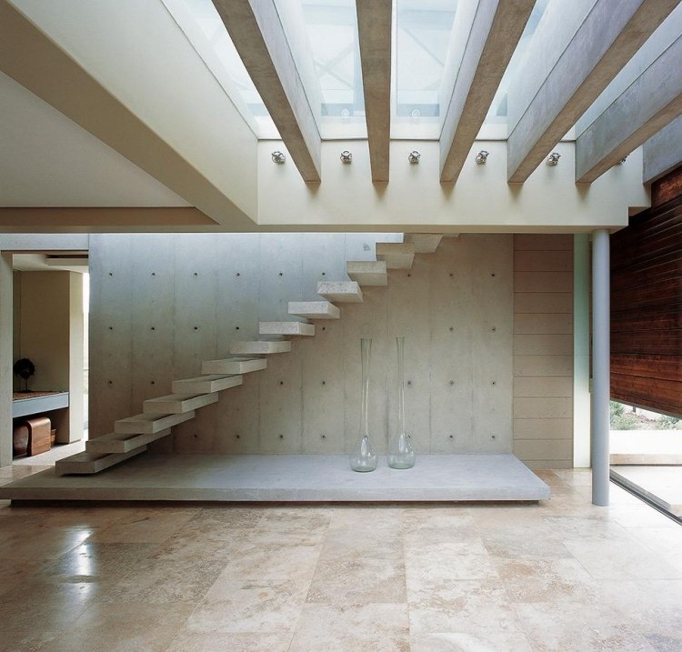 escalier-suspendu-marches-béton-mur-même-matériau