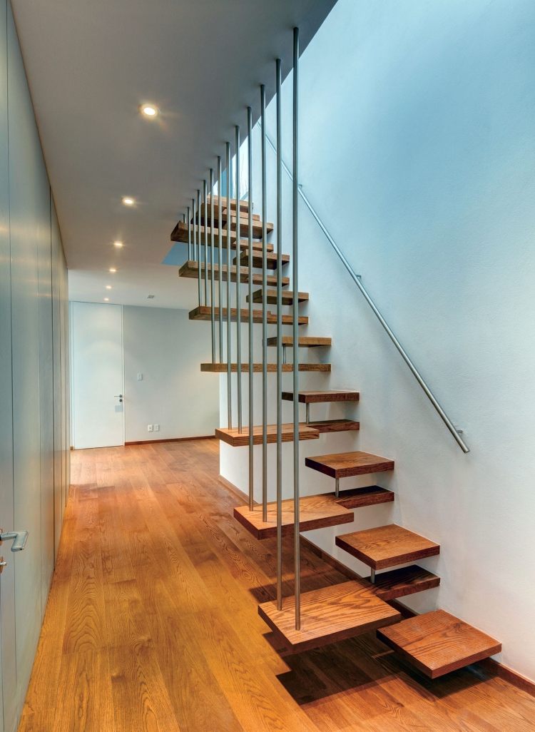 escalier suspendu marches décalées pas-japonais-bois