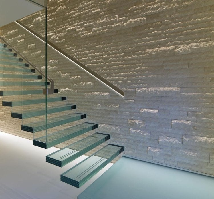 escalier-suspendu-marches-flottantes-verre-mur-pierre-blanche