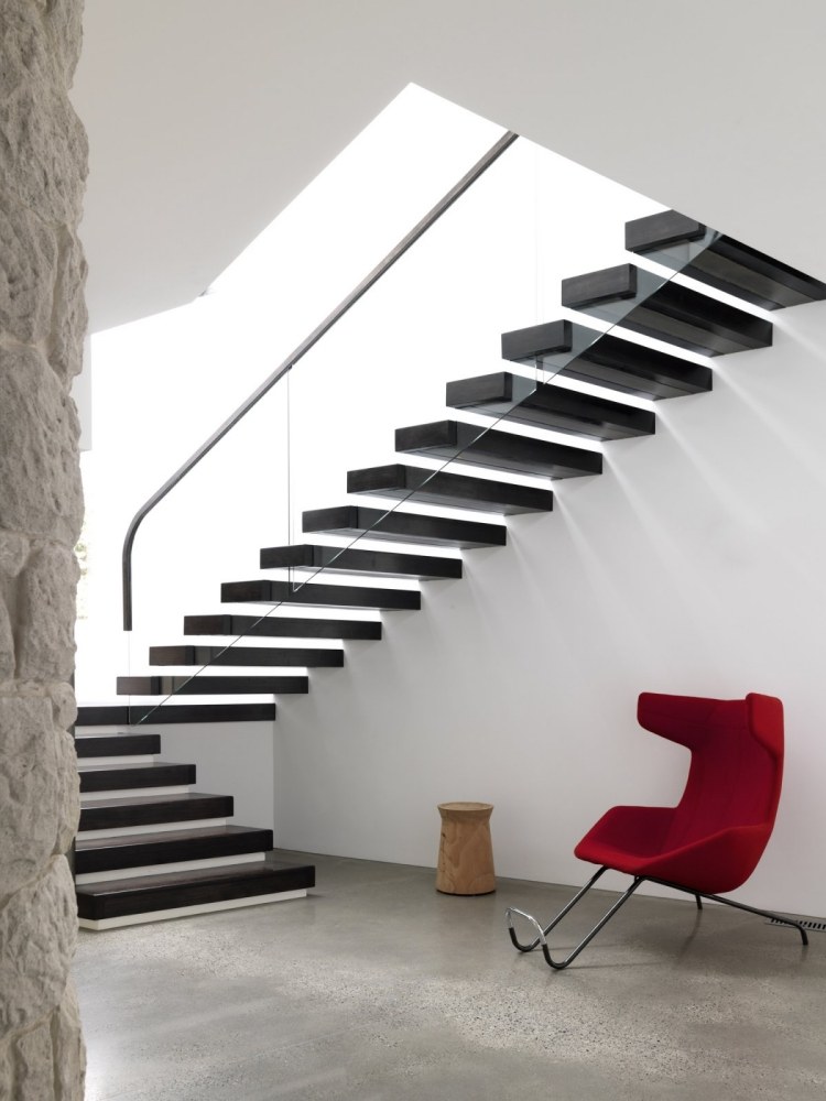 escalier-suspendu-marches-noires-rampe-verre-main-courante-métal