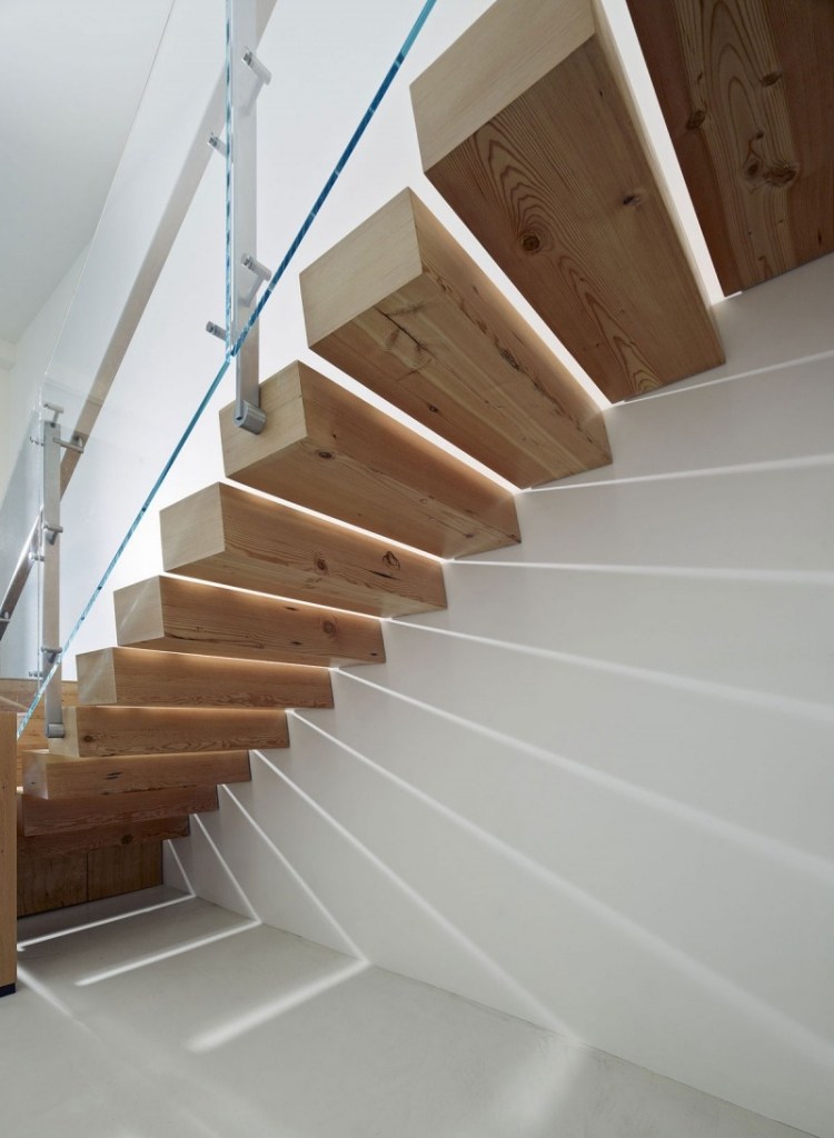escalier-suspendu-marches-parallélépipède-bois-massif