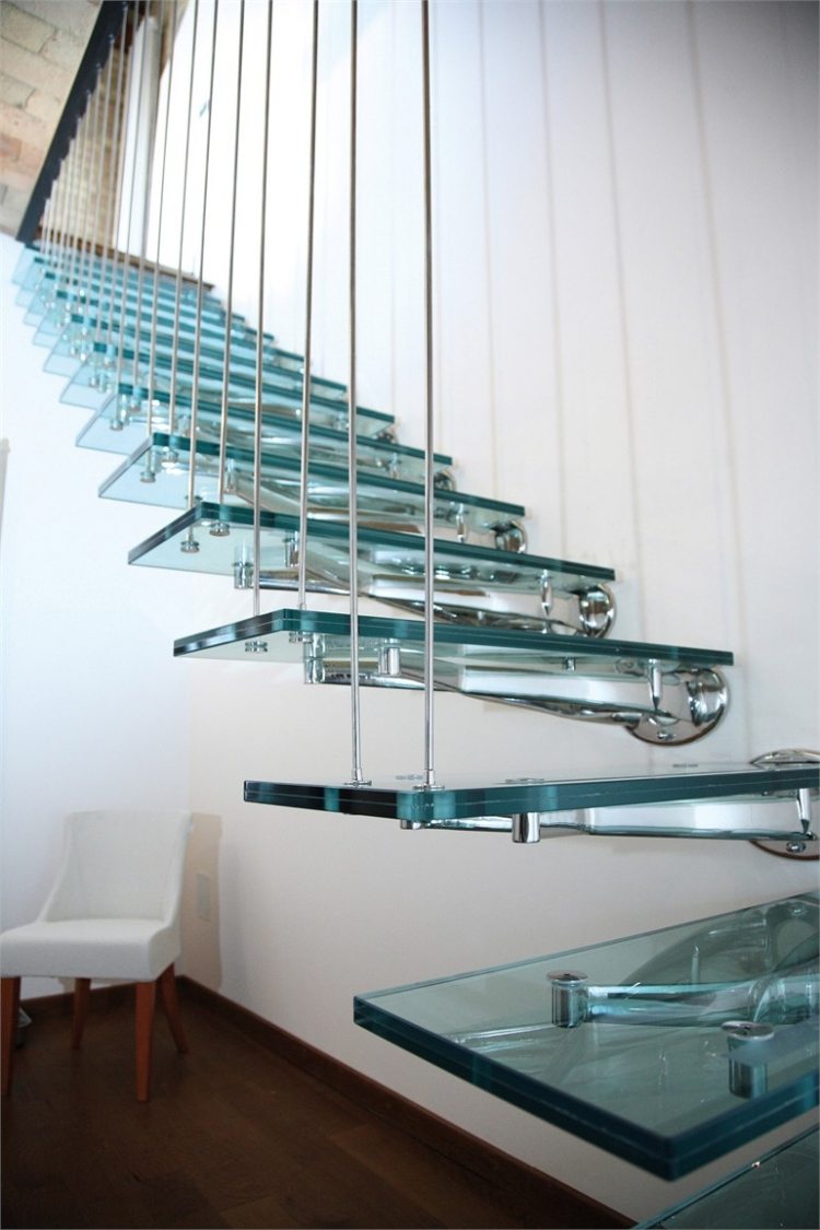 escalier-suspendu-marches-verre-support-mural-métal