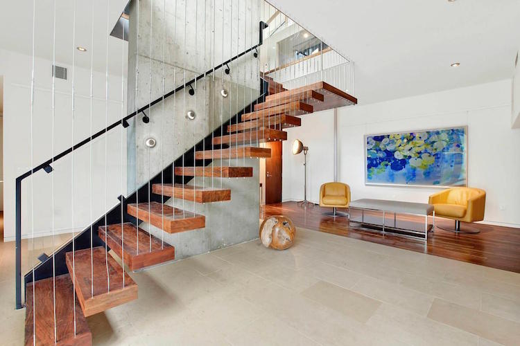 escalier-suspendu-moderne-minimaliste-marches-bois-main-courante-métal