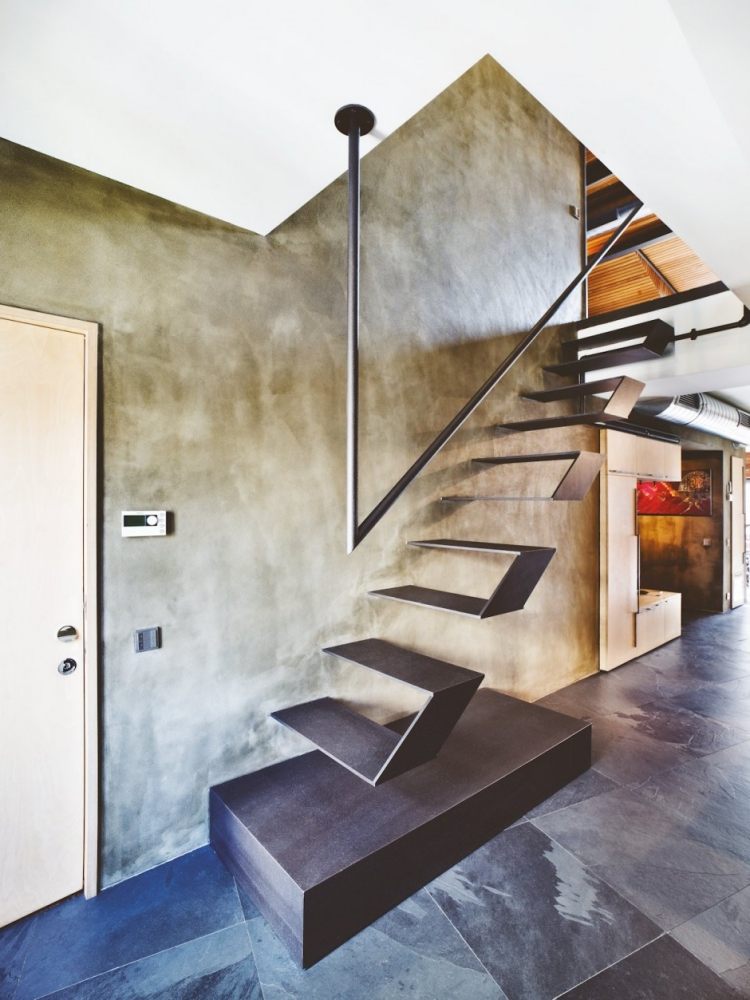 escalier-suspendu-métal-départ-caissonné-mur-beton-ciré