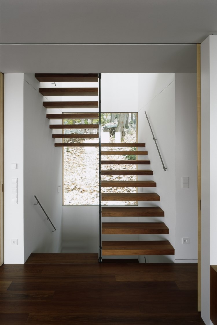 escalier-suspendu-palier-marches-bois-main-courante-métal