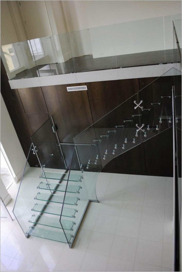 escalier-tournant-marches-garde-corps-verre-transparent