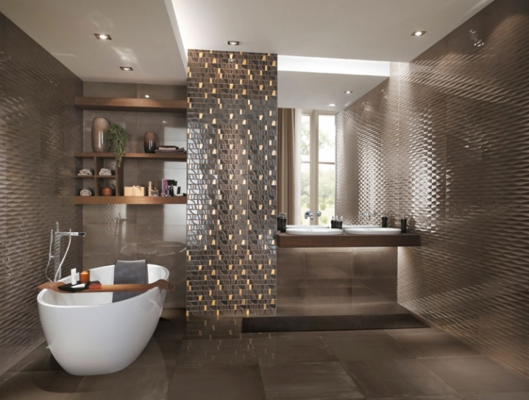 faience-salle-bains-Frame-mosaique-marron-motifs-or-baignoire-îlot-étagères