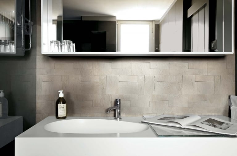faience-salle-bains-ardoise-aspect-pierre-naturelle-vasque-blanche-miroir