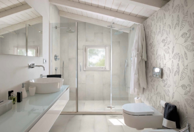 faience-salle-bains-chrome-blanc-motifs-feuilles-gris-clair-canitaire-blanc faïence salle de bains