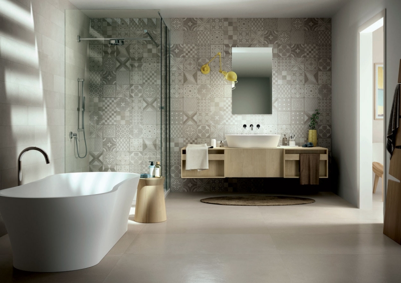 faience-salle-bains-square-motifs-géométriques-gris-blanc-baignoire-îlot-meuble-vasque faïence salle de bains