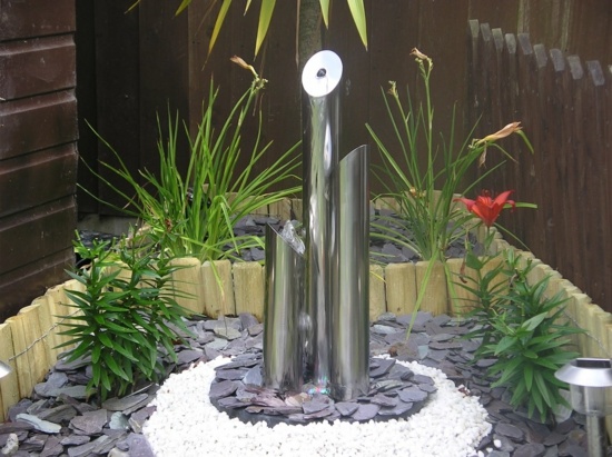 fontaine-jardin-métal-poli-fleurs-ardoise-concassée