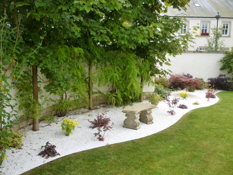 galet décoratif blanc-banc-pelouse-vegetation-exterieure