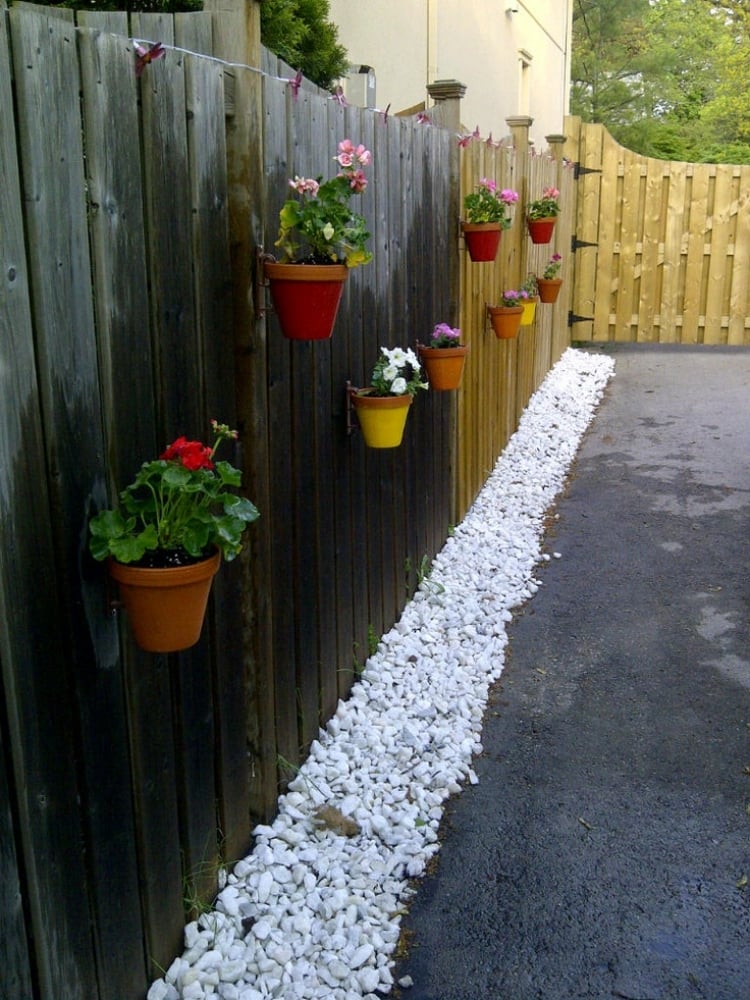 galet-decoratif-blanc-pots-fleurs-cloture-bois-deco-exterieure