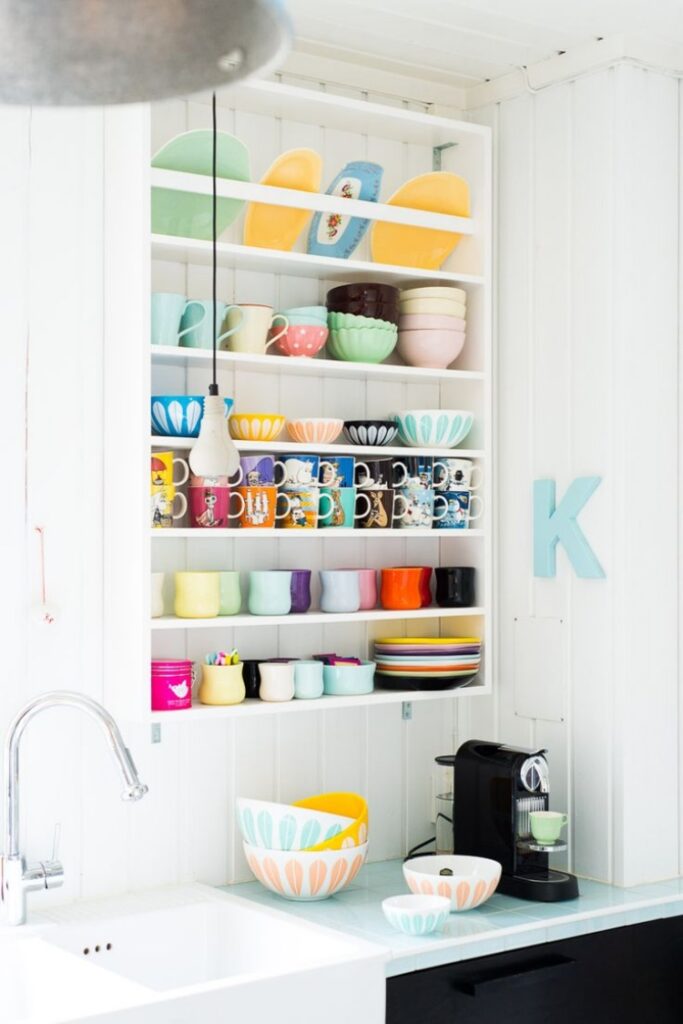idee-deco-cuisine-cafe-armoire-blanche-tasses-café-multicolores