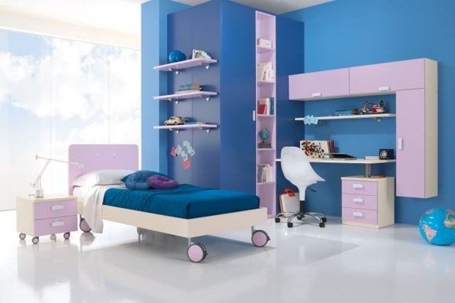 idee-mobilier-chambre-enfant-lit-roulettes-chaise-etageres-murales