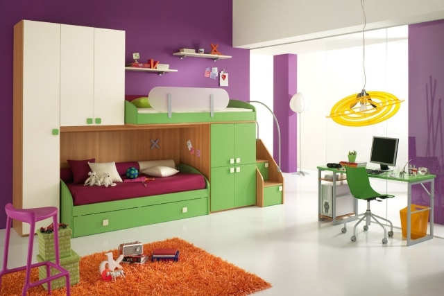 idee-mobilier-chambre-enfant-tapis-shaggy-orange-suspension-jaune-peinture-murale-violet