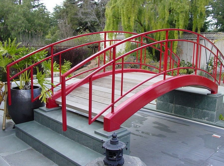 idee-pont-de-jardin-couleur-rouge-deco-plantes