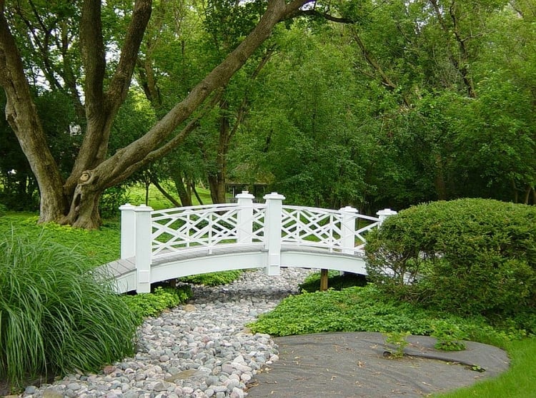 idee-pont-de-jardin-gravier-decoratif-vegetation-abondante