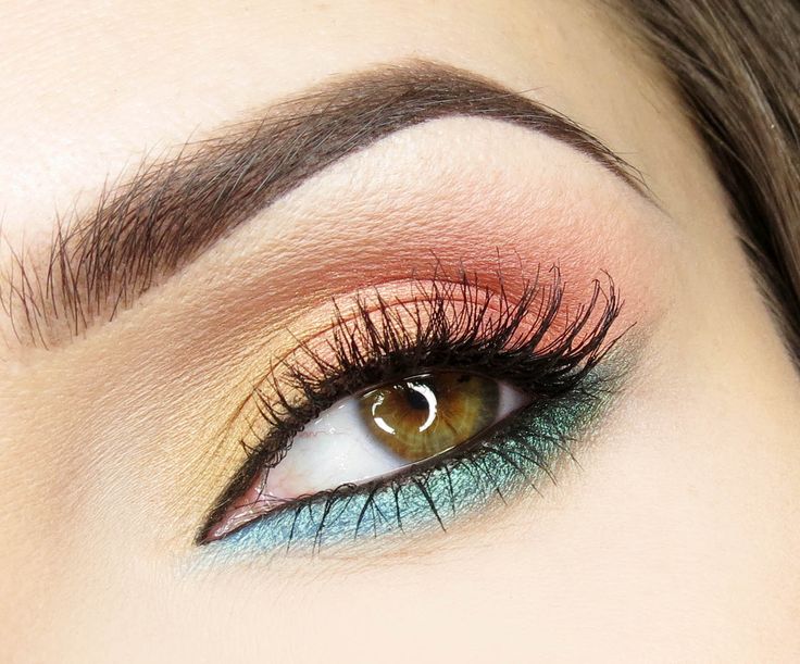 idees-maquillage-ete-couleurs-turquoise-corail-or-mascara