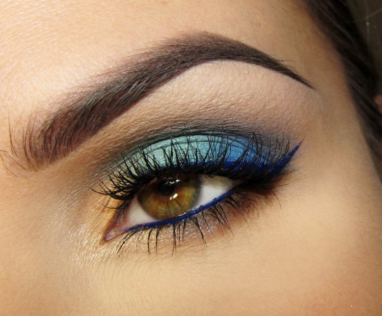 idees-maquillage-ete-eye-liner-bleu-ombre-paupières-bleu-jaune
