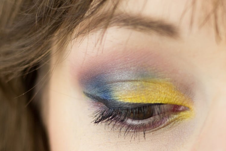 idees-maquillage-ete-fard-paupières-jaune-bleu-lilas