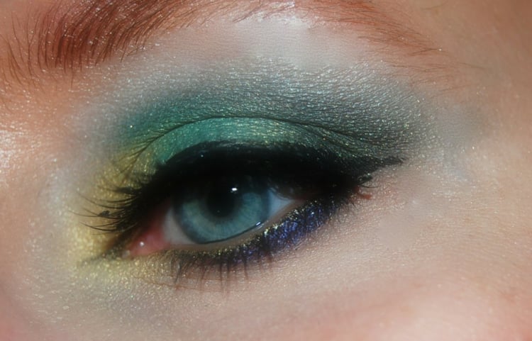 idees-maquillage-ete-fard-paupières-pailleté-bleu-jaune-vert-eye-liner