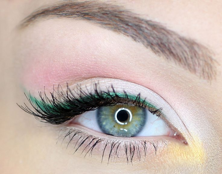 idees-maquillage-ete-fard-paupières-rose-blanc-jaune-eye-liner-vert
