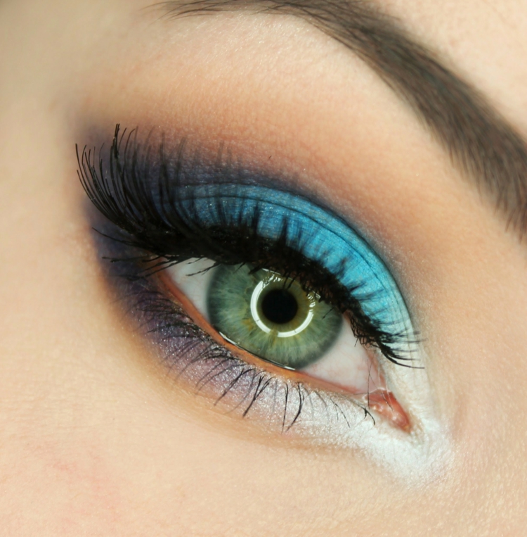 idees-maquillage-ete-fard-paupières-turquoise-lilas-blanc-mascara