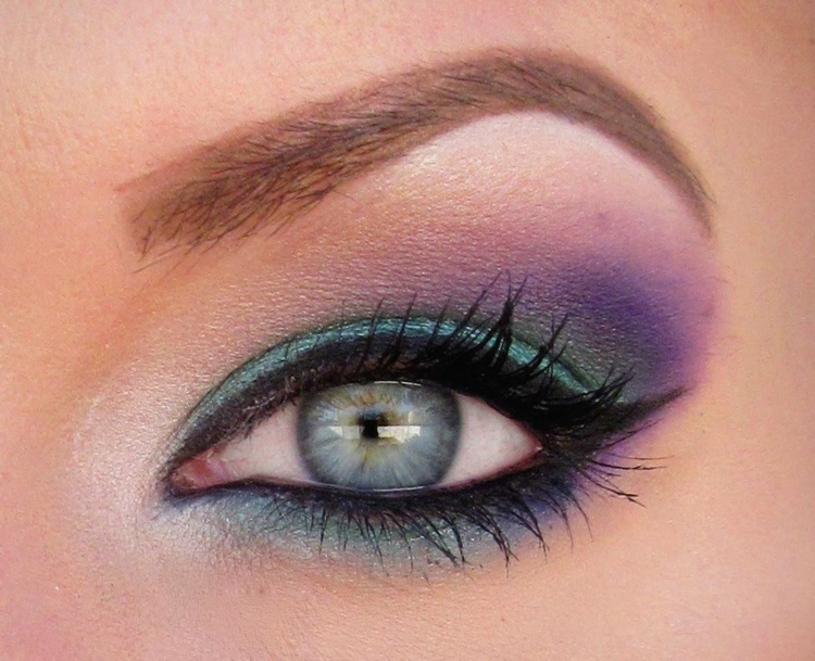 idees-maquillage-ete-mascara-eye-liner-ombre-paupières-pourpre-turquoise