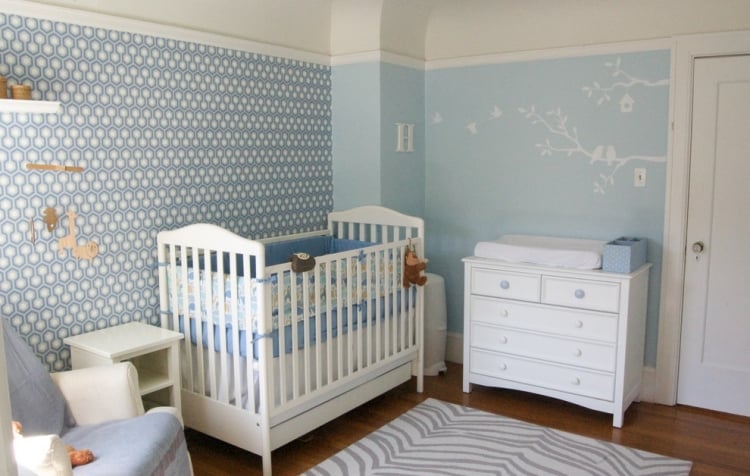 idées-décoration-murale-chambre-bébé-garçon-fille-blanc-bleu