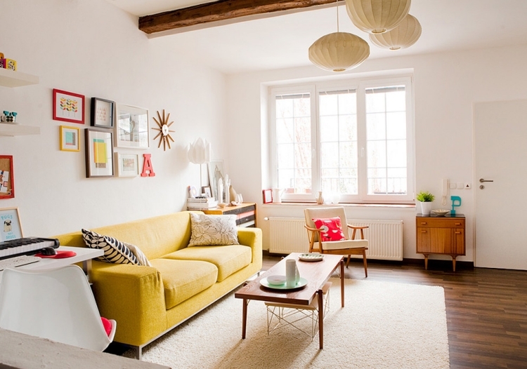 ikea-salon-canape-droit-rembourree-jaune-coussins-table-rectangulaire-bois-parquet-flottant-lampe-plafond