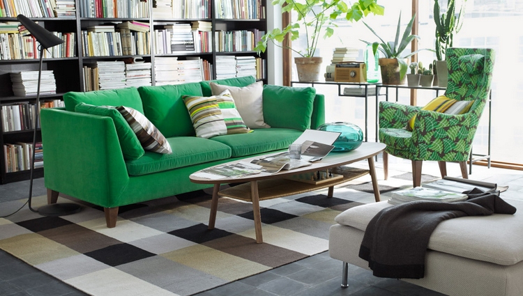 ikea-salon-idées-canapé-droit-2-places-tissu-vert-fauteuil-motifs