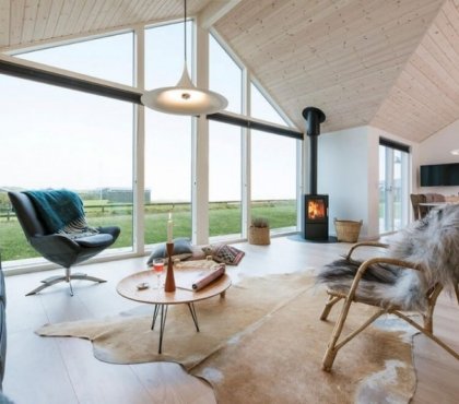 interieur-bois-moderne-cheminée-tapis-peau-vache-table-basse-fauteuil-cuir