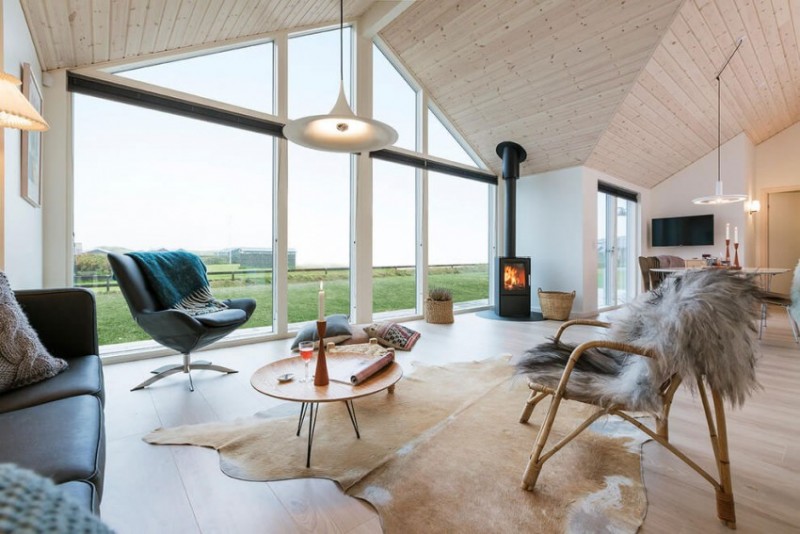 interieur-bois-moderne-cheminée-tapis-peau-vache-table-basse-fauteuil-cuir intérieur bois intérieur bois