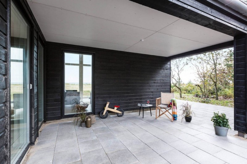 interieur-bois-moderne-extérieur-terrasse-couverte-carrelage-chaise-bois-table-ronde