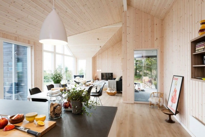 interieur-bois-moderne-lambris-mural-plafond-suspension-blanche-coin-repas-cuisine
